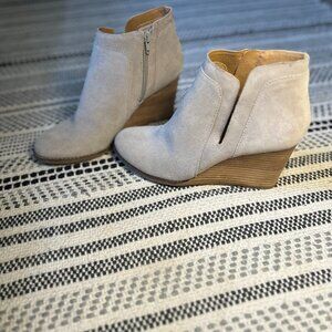 Women grey wedges